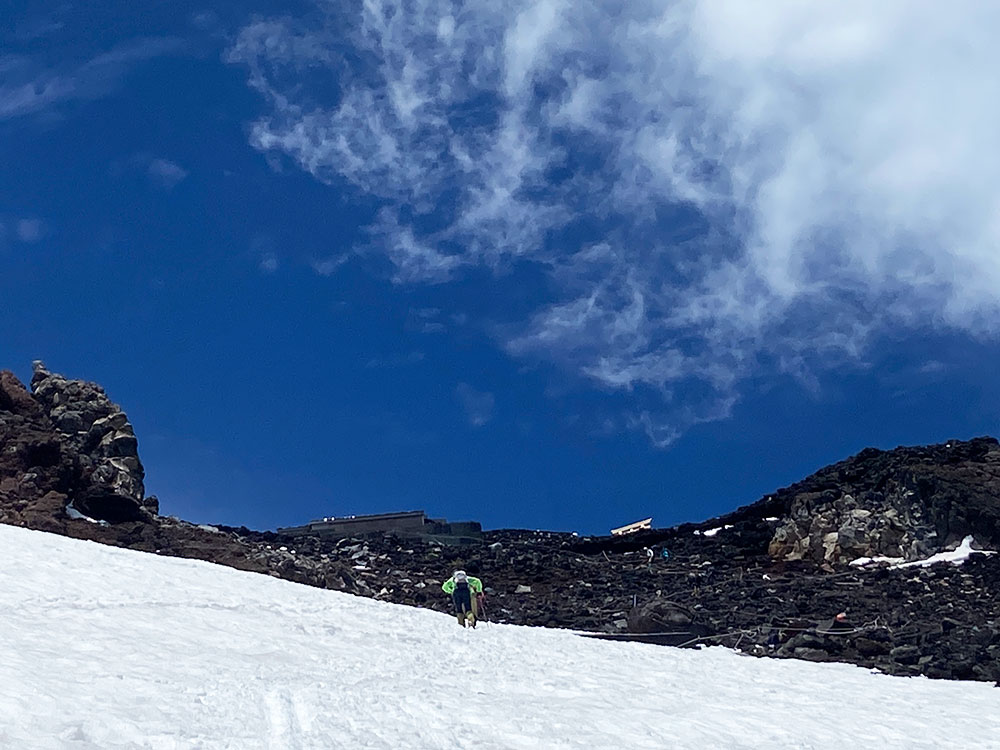 富士山山頂へ！青と白のコントラストが美しい！