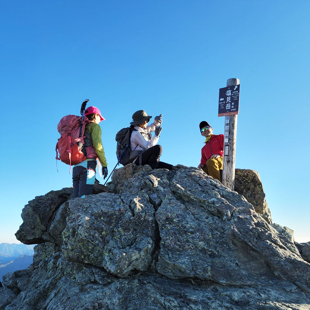 塩見岳東峰でも記念写真を撮りました